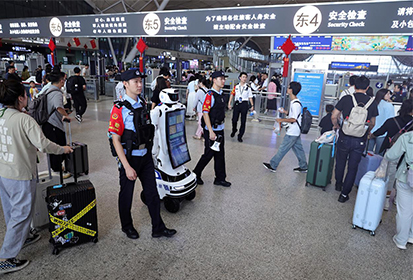 888官网机械人“警宝”国庆护航首秀获央视等权威媒体宽泛关注，，，，，，，，智慧警务打造城市安全守护新范例