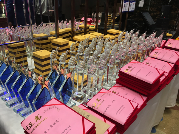 二十二年风雨  只因有你同业  又沐鼎新东风  再迎汗青机缘 ——888官网科技22周年庆典暨颁奖典礼