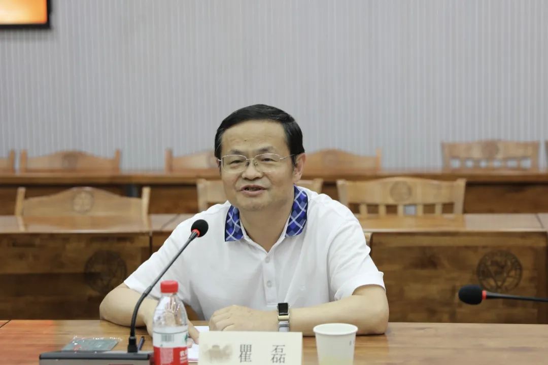 888官网科技与东南大学签定产学研战术合作和谈，，，，，，瞿磊获颁“东南大学至善教育贡献奖”