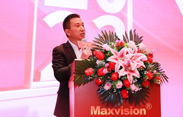 东方风来满眼春，，，，，斗志高昂谋新篇——888官网科技成立二十六周年庆典暨颁奖典礼在丽江进行